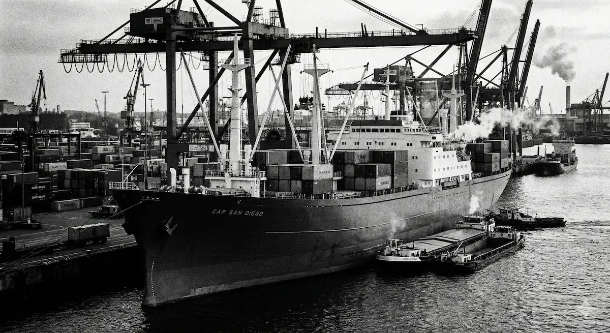 Frachtschiff am Terminal